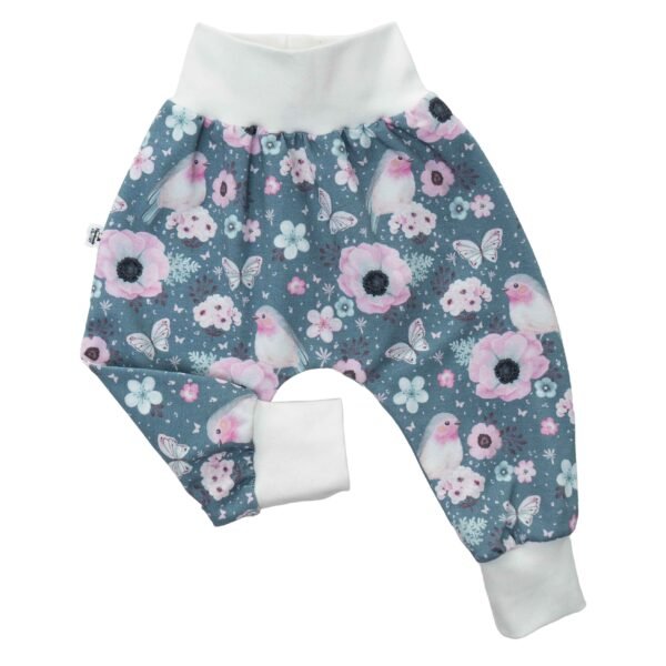 Vögeln, Schmetterlingen und Blumen