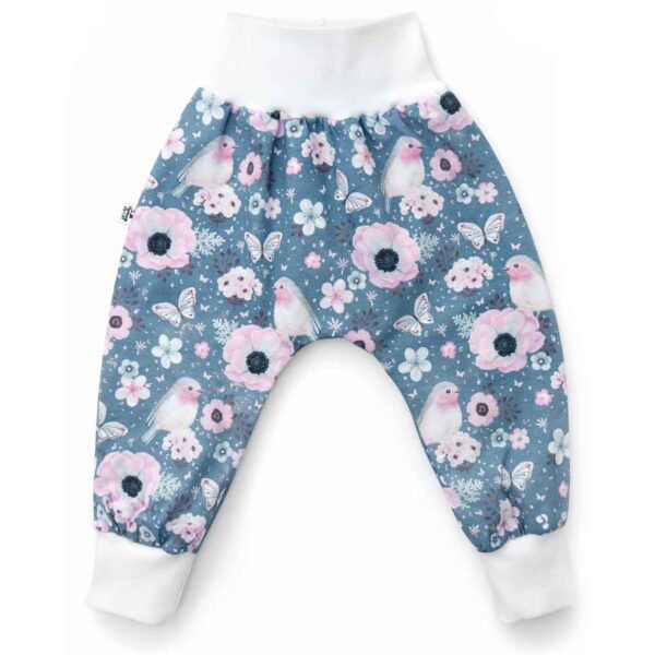 Vögeln, Schmetterlingen und Blumen