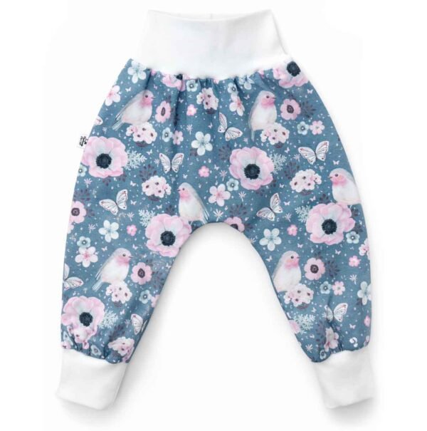 Vögeln, Schmetterlingen und Blumen